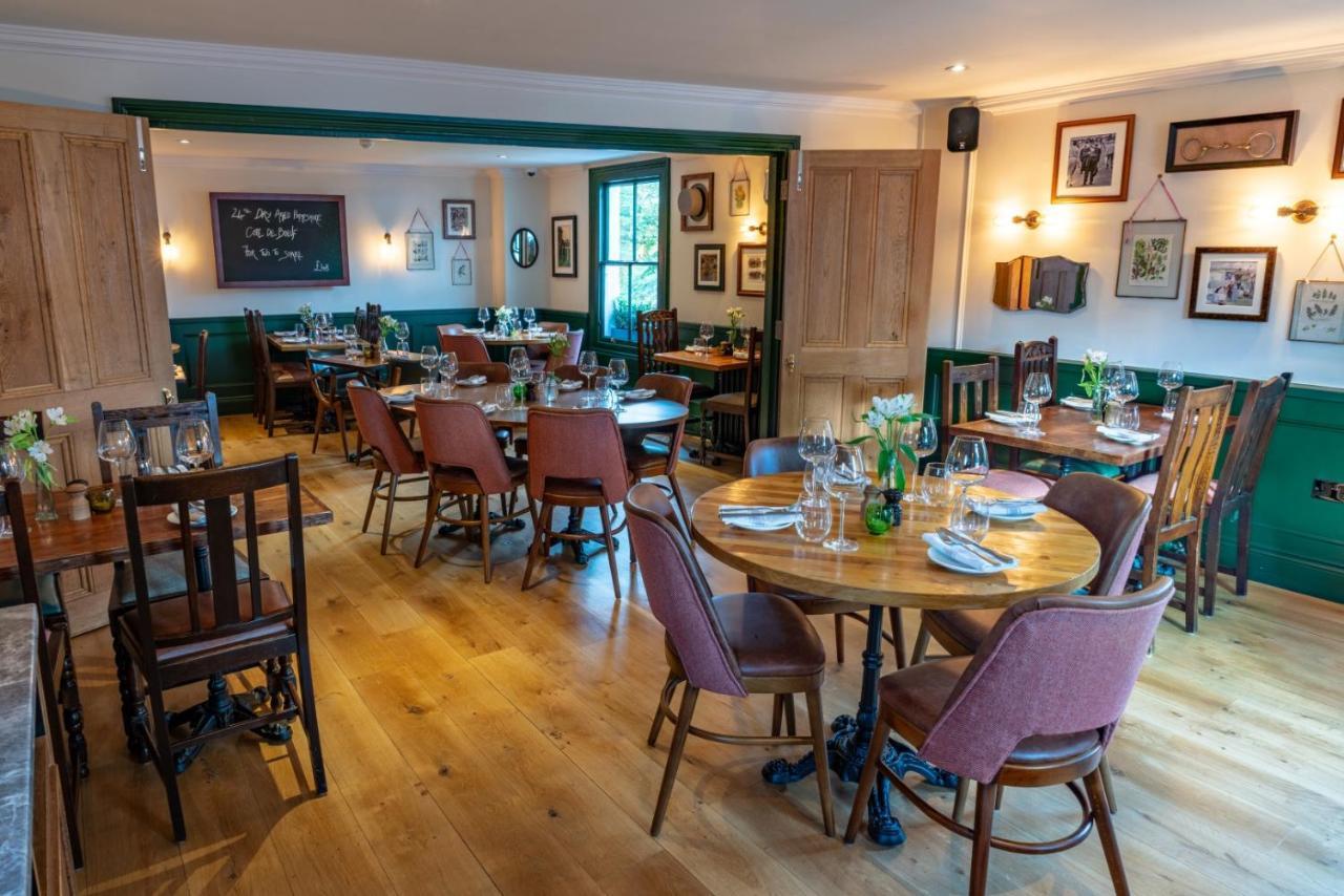 Albert Arms Esher Exteriör bild