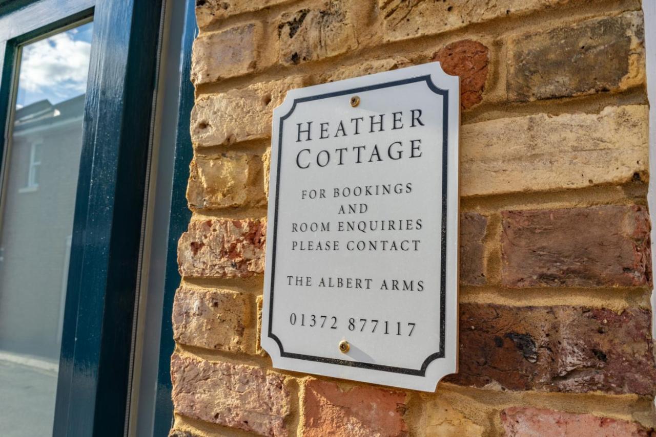 Albert Arms Esher Exteriör bild