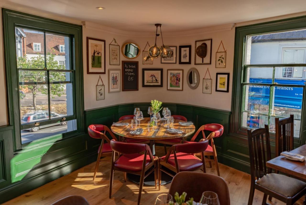 Albert Arms Esher Exteriör bild