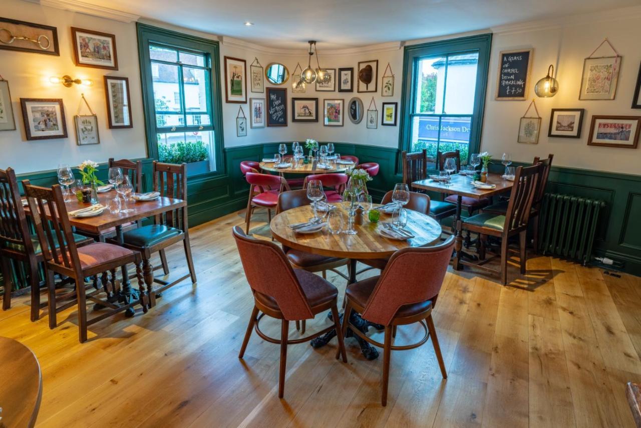 Albert Arms Esher Exteriör bild