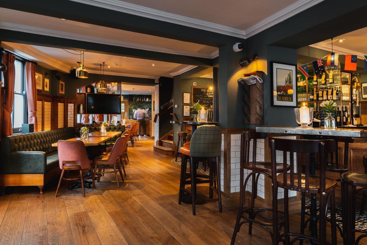 Albert Arms Esher Exteriör bild