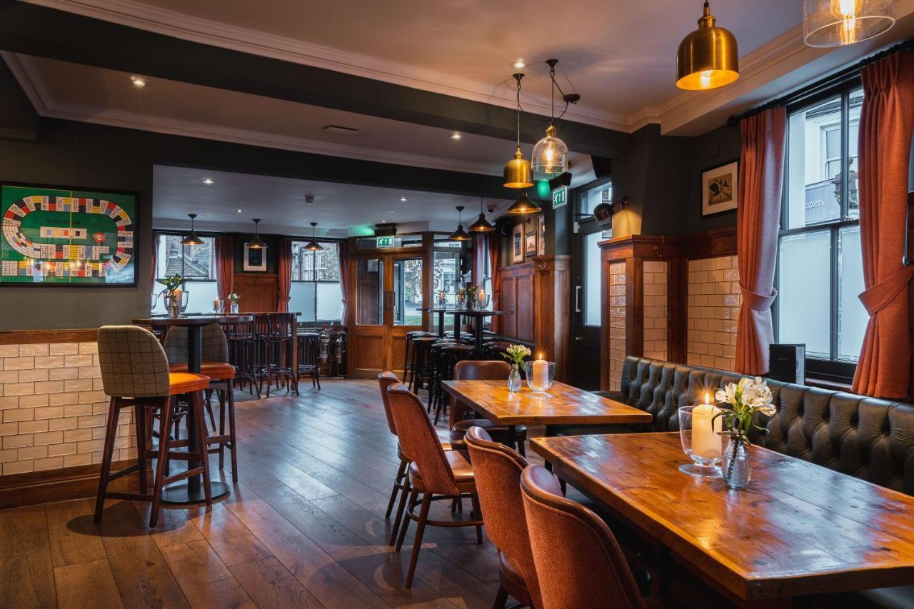 Albert Arms Esher Exteriör bild
