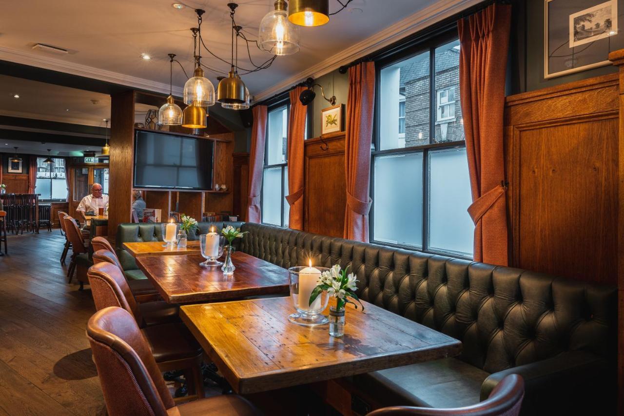 Albert Arms Esher Exteriör bild